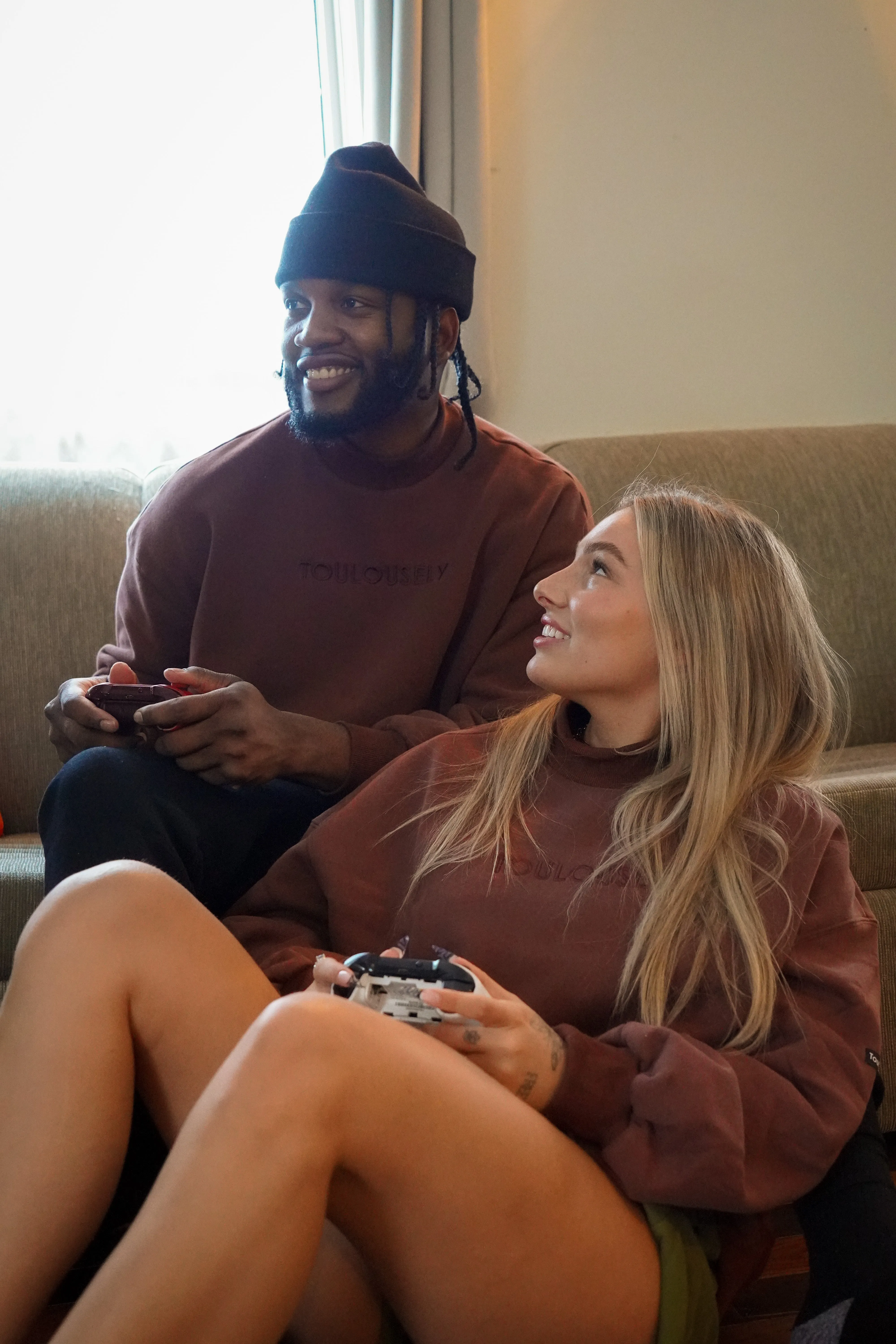 BROWN NECK SWEATSHIRTS