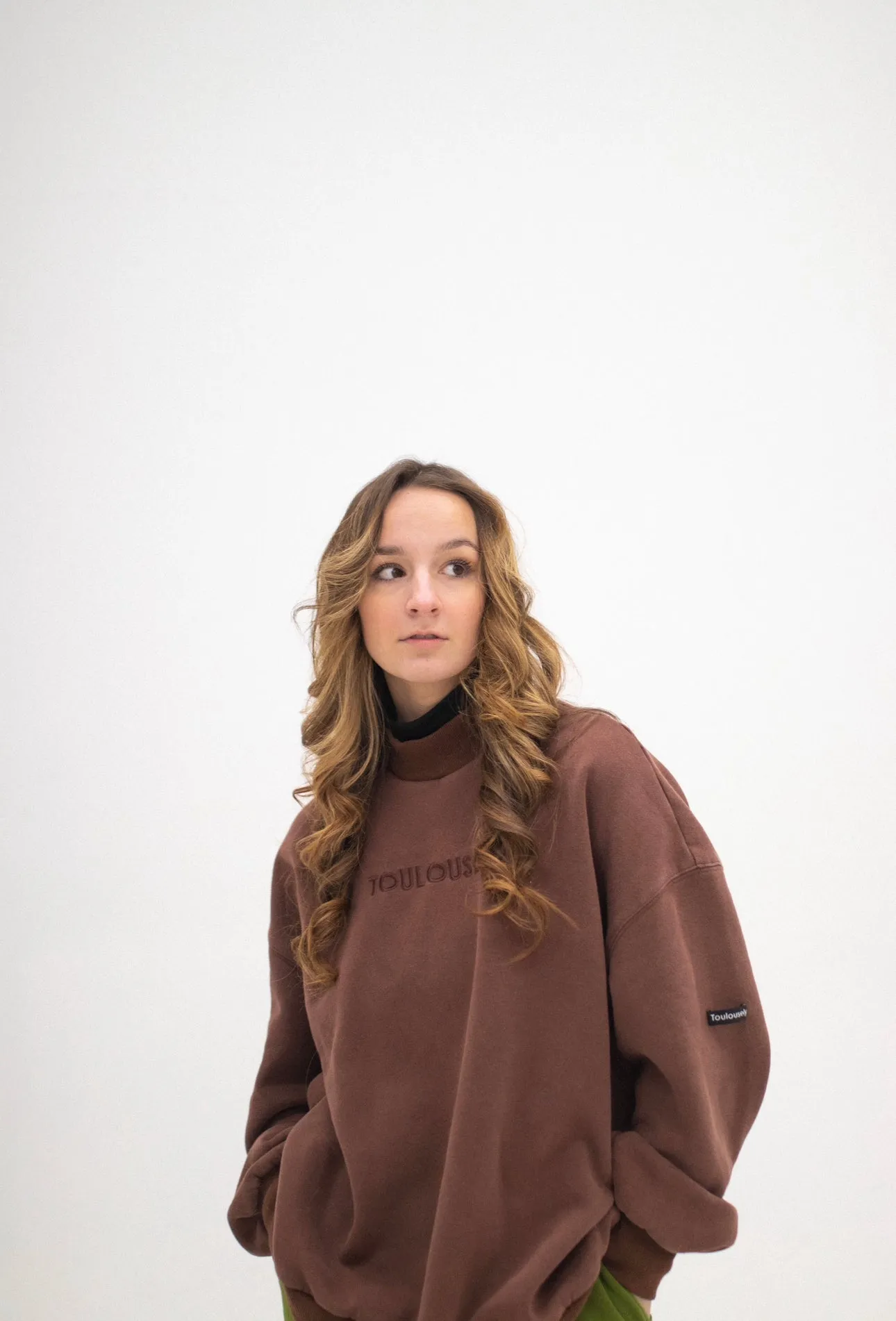 BROWN NECK SWEATSHIRTS