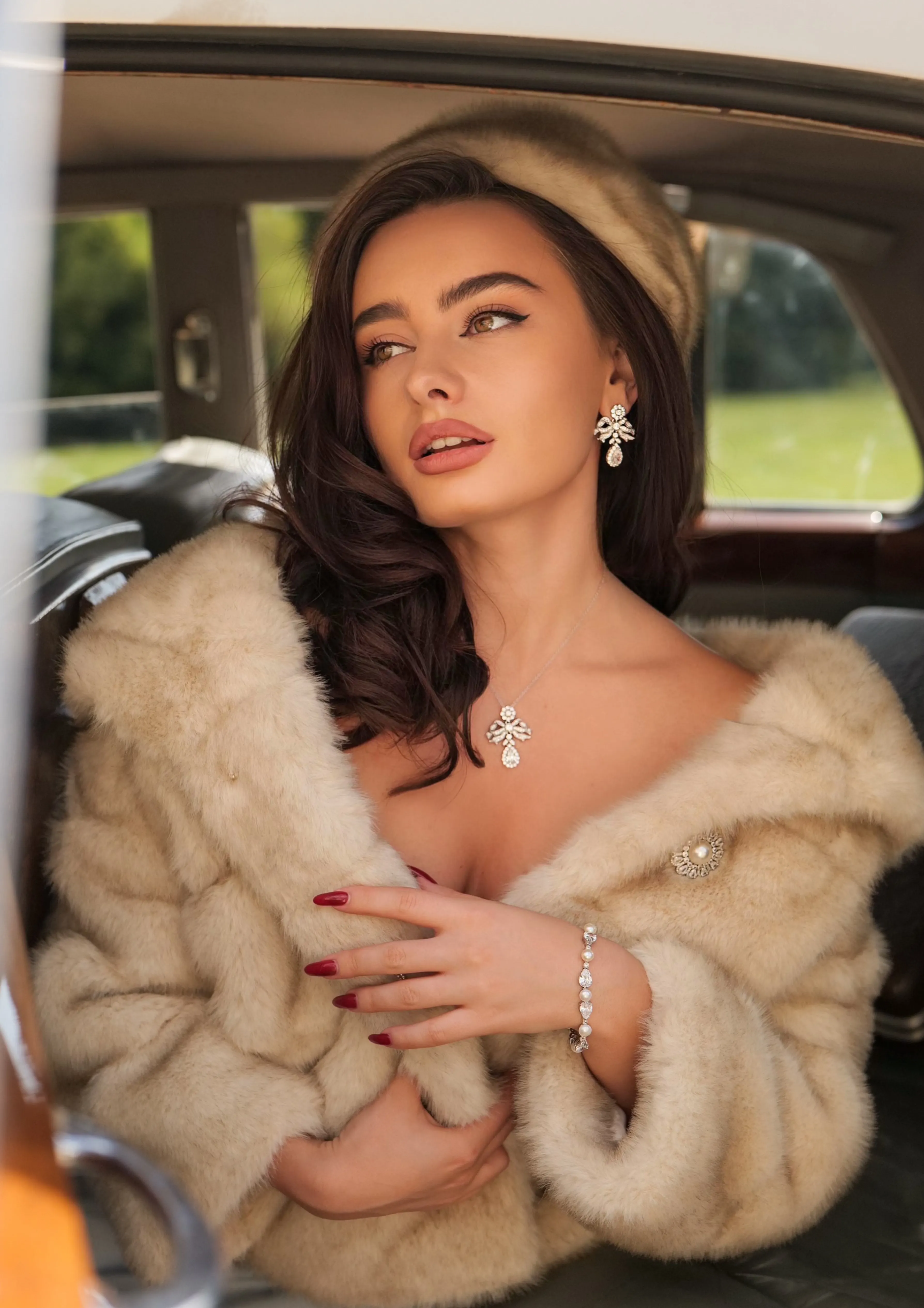 'Hollywood' Cropped Faux Fur Coat in Crema