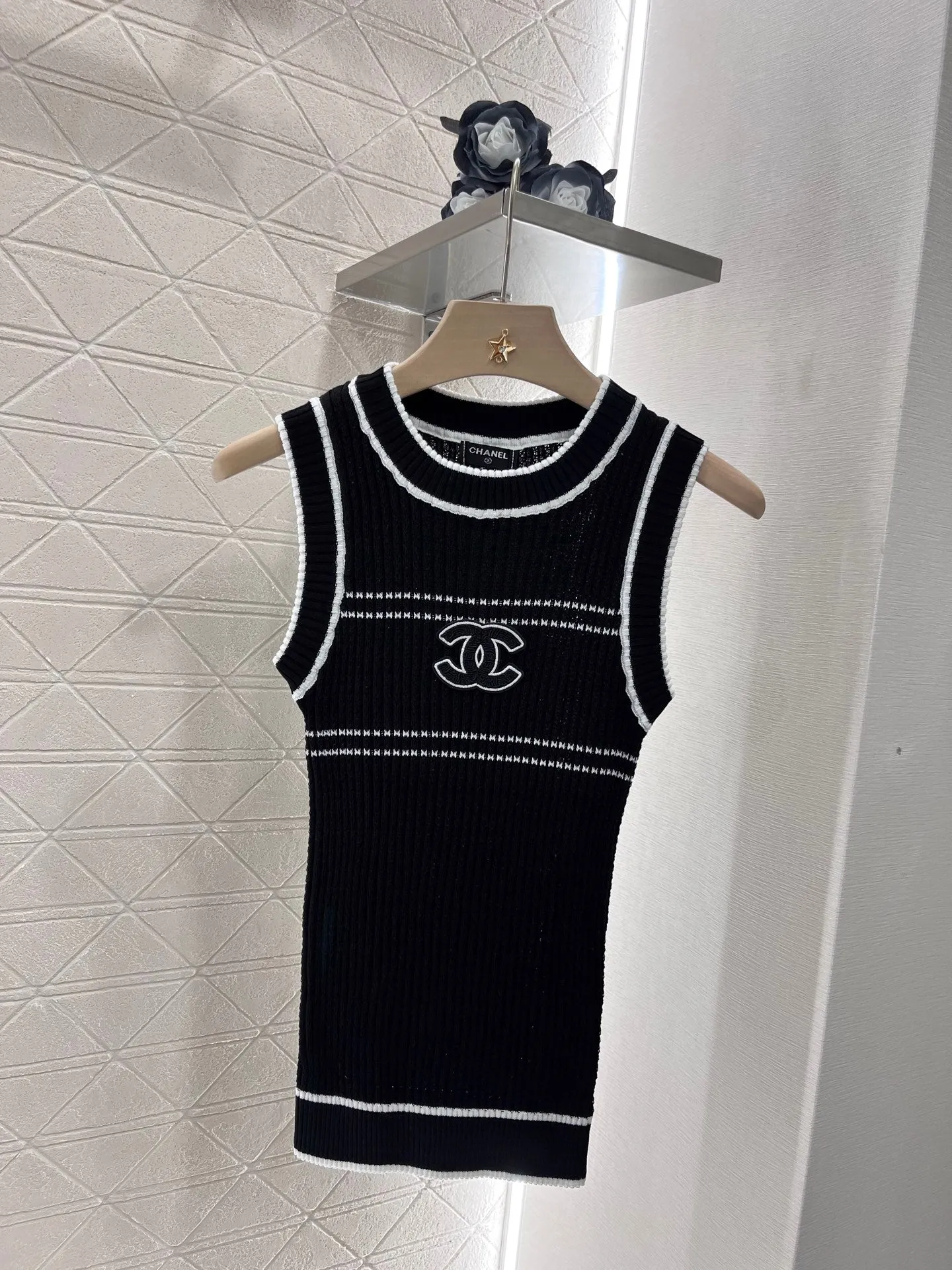 Round neck slim fit knitted vest