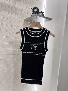 Round neck slim fit knitted vest